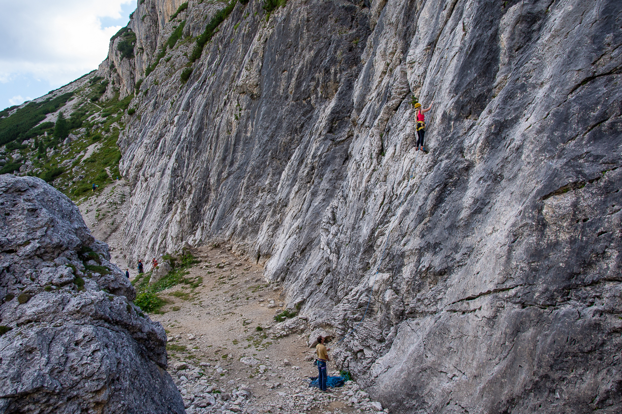 CORSO DI ARRAMPICATA SU ROCCIA NELLE DOLOMITI, ITALIA