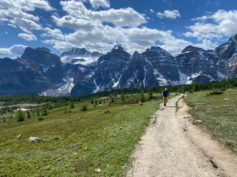 WILDERNESS WHISPERS: TREKKING NELLE MONTAGNE ROCCIOSE CANADESI