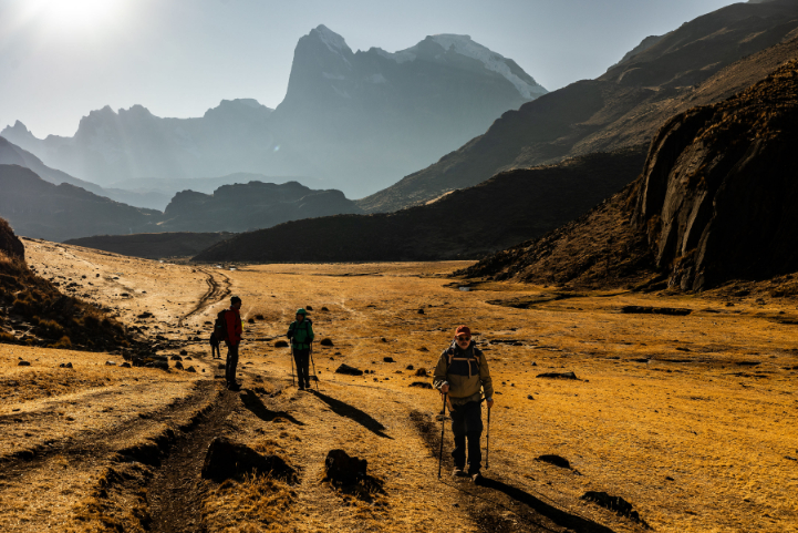 TREK AND CLIMB THE PERUVIAN ANDES: HUAYHUASH CIRCUIT & HIGH SUMMITS